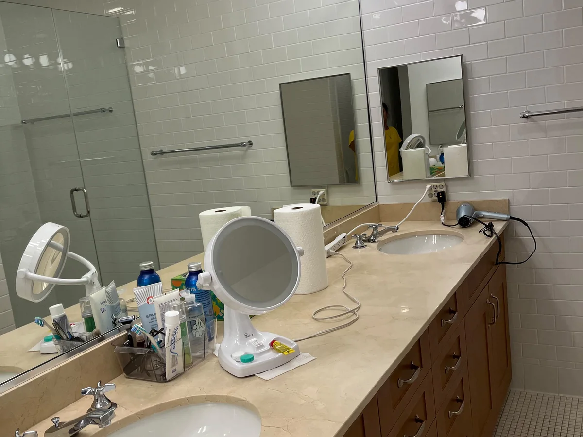 Clean double vanity and mirror in a bathroom